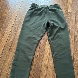 Lululemon On The Fly olive green cropped pant size 6